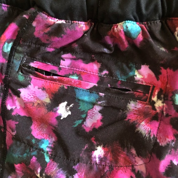 Lululemon Hotty Hot Short size 4  Fuschia / Black - Picture 9 of 11